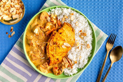Hähnchen in indischer Curry-Joghurt-Sauce mit Gemüse und Mandeln, dazu Basmatireis