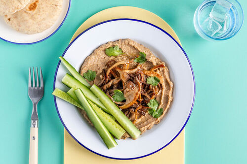 Gebratene Austernpilze auf Linsenhummus mit Gurkensticks und Vollkornpita