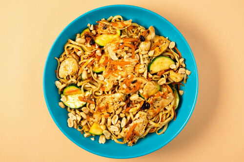 RS Asia-Nudelpfanne mit Bio-Hähnchen und gerösteten Erdnüssen