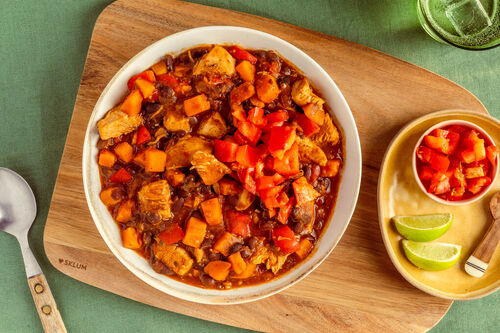 Süßkartoffel-Chili mit Bio-Hähnchen und frischer Tomatensalsa