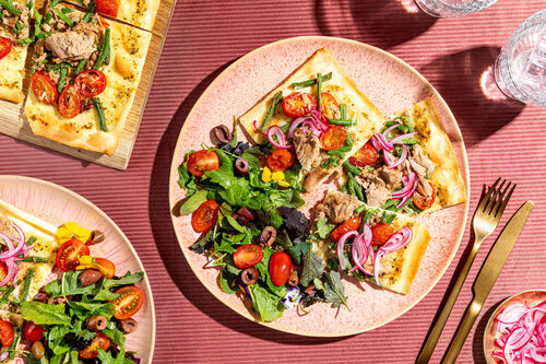 Thunfisch-Flammkuchen niçoise mit grünen Bohnen und Blüten-Salat