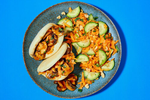 Fluffige Baos mit Teriyaki-Pilzen an Karotten-Gurken-Salat mit Erdnuss