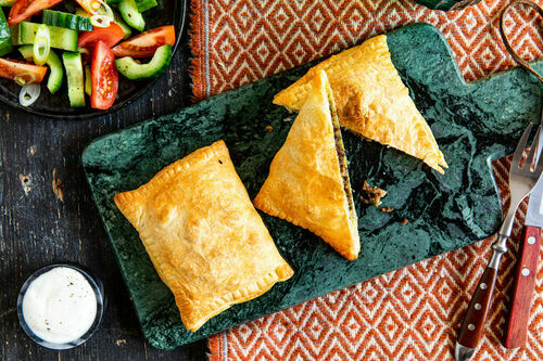 Orientalische Bio-Hackfleischtaschen mit Tomaten-Gurken-Salat und Joghurt