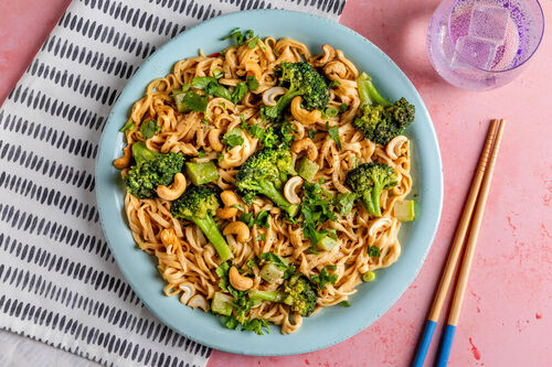 Brokkoli in Erdnusssauce mit breiten Mie-Nudeln und Cashews