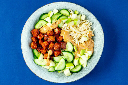 RS Kalte Nudel-Bowl mit Hoisin-Tofu mit grünem Apfel und Cashew-Dressing