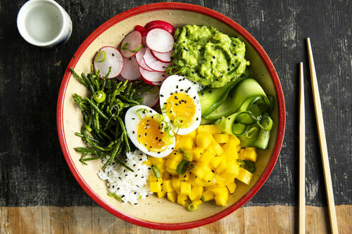 Fruchtige Reis-Bowl mit Mango und Ei mit Queller und Guacamole