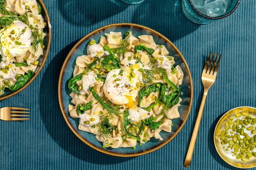 Manti mit Babyspinat und pochiertem Ei mit Safranbutter, Kräutern und Pistazien