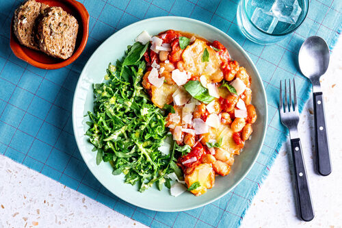 Mozzarella-Bohnen-Pfanne mit Knoblauchbrot und Rucolasalat
