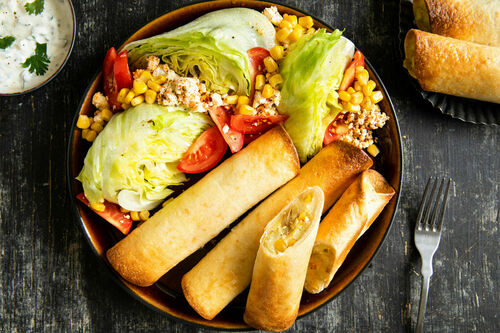 Kartoffel-Mais-Flautas mit Feta dazu Eisbergsalat und Korianderdip