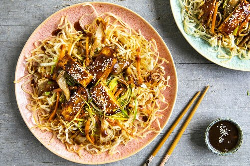Kantonesische Tofu-Austernpilz-Pfanne mit breiten Nudeln und Hoisinsauce