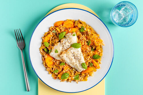 Zarter Kräuterfisch auf Pesto-Reistopf mit Karotten, Lauch und Basilikum