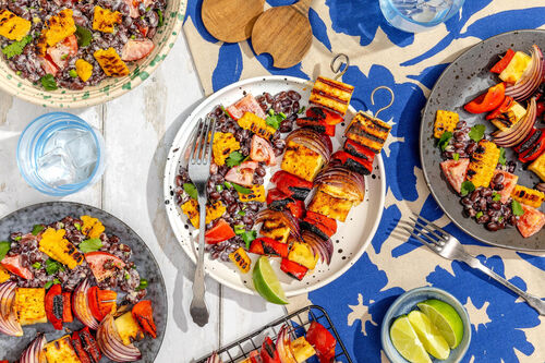 Cajun-Paneerspieße mit gegrilltem Mais und pikantem Bohnensalat