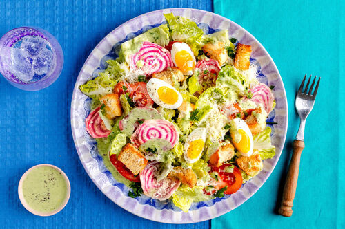 De-luxe-Salat mit Chioggia-Bete und Ei und cremigem Green-Goddess-Dressing