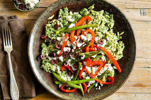 RS Paprika-Bohnen-Gemüse mit Feta auf Pesto-Risoni mit Sonnenblumenkerne