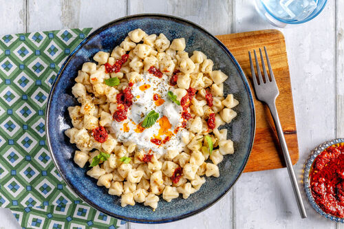 RS Schnelle Manti mit Za’atar-Öl serviert mit Joghurt und Tomaten-Gurken-Salat