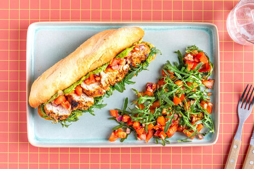 Knuspriges Hähnchensandwich mit Guacamole und Tomatensalsa