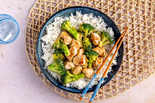 Miso-Hähnchen mit Brokkoli auf lockerem Basmatireis