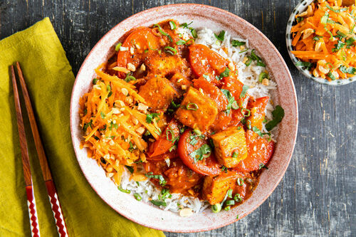 Tofu-Tomaten-Topf vietnamesische Art mit Karottensalat und Vollkornreis