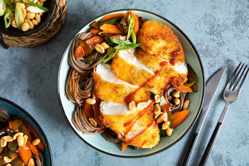 Chinesische Hähnchen-Sobanudel-Bowl mit gebratenem Gemüse und Erdnüssen