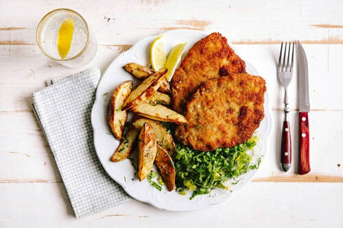 Paniertes Hähnchenschnitzel x2 mit Backkartoffeln und Salat