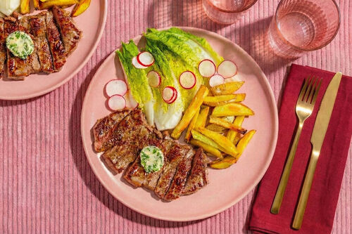 Bio-Steak frites mit Schnittlauchbutter und Romana-Radieschen-Salat