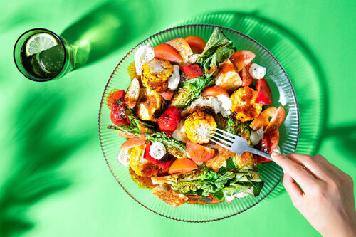 Gegrillter Salat mit Maiskolben dazu buntes Gemüse und Croûtons