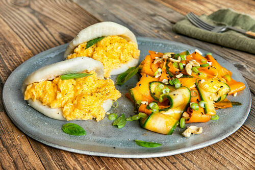 Baos mit Rührei und Thai-Basilikum und pikantem Karotten-Gurken-Gemüse