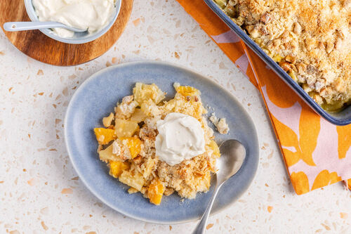 Tropischer Apfel-Orangen-Crumble mit Passionsfrucht und Kokosraspeln