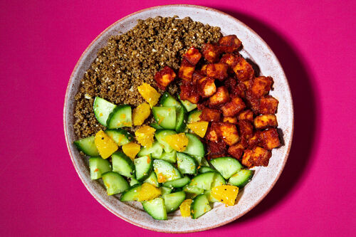 Paneer in Tomaten-Orangen-Glasur mit frischem Gurkensalat und Sesam-Quinoa