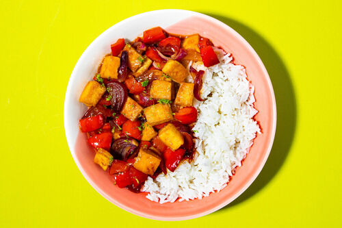 Tofu und Paprika in süß-saurer Sauce mit Limette, serviert auf Jasminreis