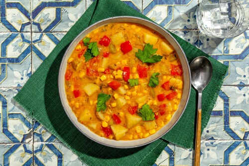 Gemüseeintopf Cajun-Style mit Cheddar mit Mais, Kartoffeln und Petersilie