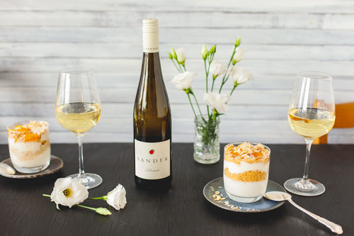 Erfrischende Zitronencreme mit einer Flasche Silvaner