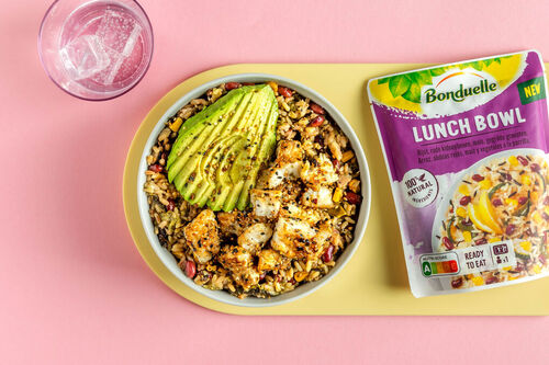 Alaska-Seelachs Poké-Style mit Avocado und Bohnen-Reis-Bowl