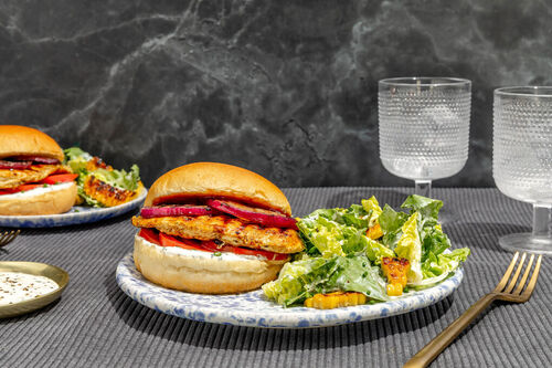 Burger mit saftigem Bio-Hähnchen dazu Salat mit gegrilltem Mais