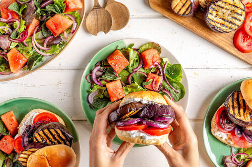 Auberginenburger vom Grill mit Feta-Minz-Creme und Wassermelonensalat