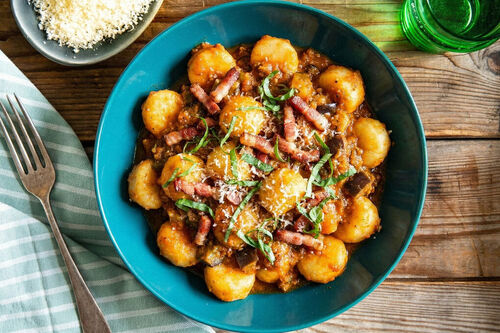 Käse-Gnocchi und knuspriger Speck mit fruchtiger Auberginen-Tomaten-Sauce
