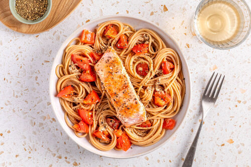 Vollkornpasta „Cacio e Pepe“-Style mit Lachsfilet und frischen Tomaten