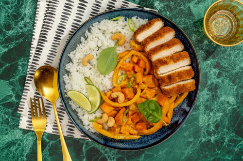 Veganes Schnitzel auf Süßkartoffel-Curry dazu Jasminreis