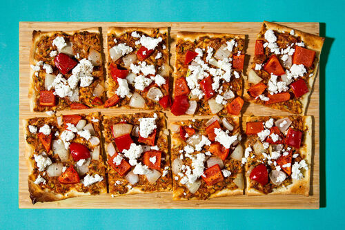 Paprika-Zwiebel-Flammkuchen mit Feta herzhaft mit Zucchini in Tomaten-Oliven-Pesto