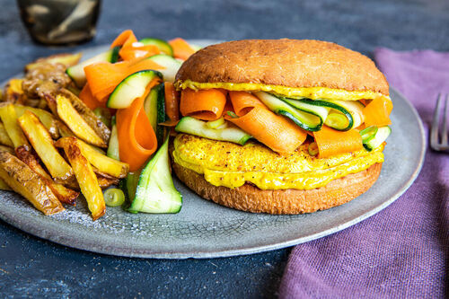 Asiatischer Hähnchen-Burger mit Karotten-Zucchini-Salat und Pommes