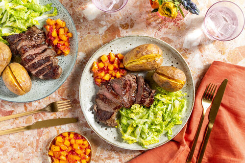 Bio-Rinderhüftsteak mit Backkartoffeln und Mango-Zwiebel-Relish