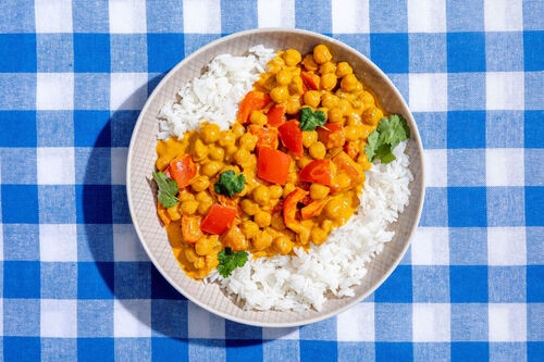 Gelbes Thai-Curry mit Kichererbsen mit Paprika und Koriander