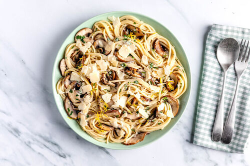 Zitronenspaghetti in Pilzsahne mit Schalotten und frischer Petersilie