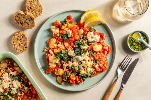 Bohnen-Speck-Auflauf mit Spinat dazu Gremolata und knuspriges Brot