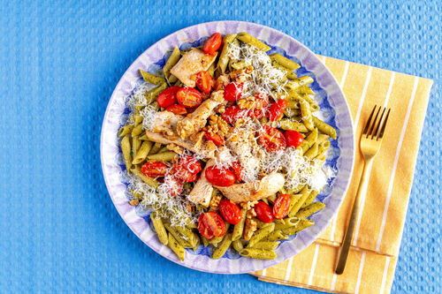 High-Protein-Pasta mit Hähnchen mit Tomaten und Walnuss-Basilikum-Pesto