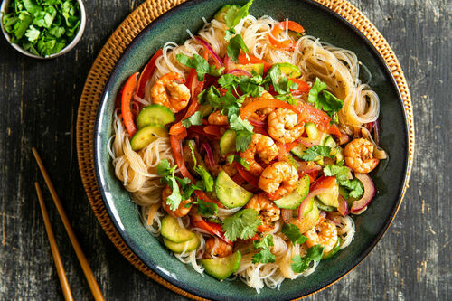 Garnelen-Glasnudelpfanne mit Gemüse mit Sweet-Chili-Sauce und Koriander