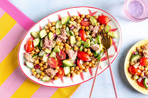 Thunfisch-Avocado-Salat mit Kichererbsen und Tomaten in spritzigem Zitronen-Dressing