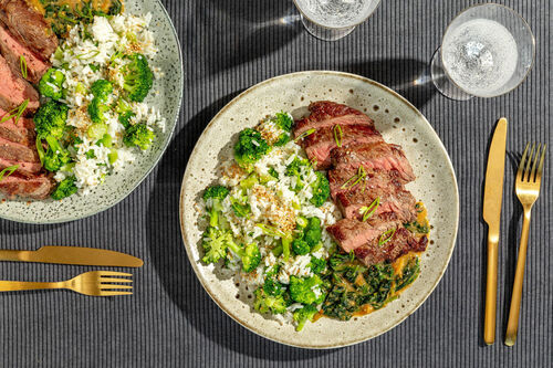 Bio-Rindersteak mit Miso-Spinat und aromatischem Brokkoli-Sesam-Reis