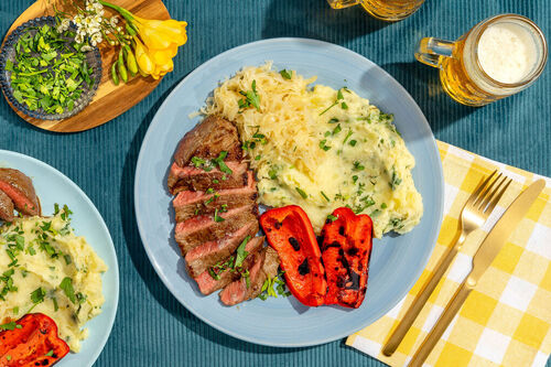 Deftiges Bio-Rindersteak und Sauerkraut mit gegrillter Paprika und Kartoffelpüree