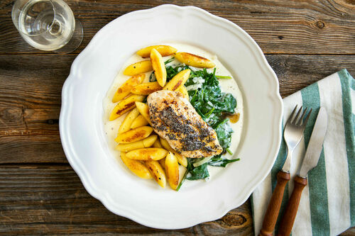 Hähnchenbrust mit Mohn an gebratenen Schupfnudeln und Spinat